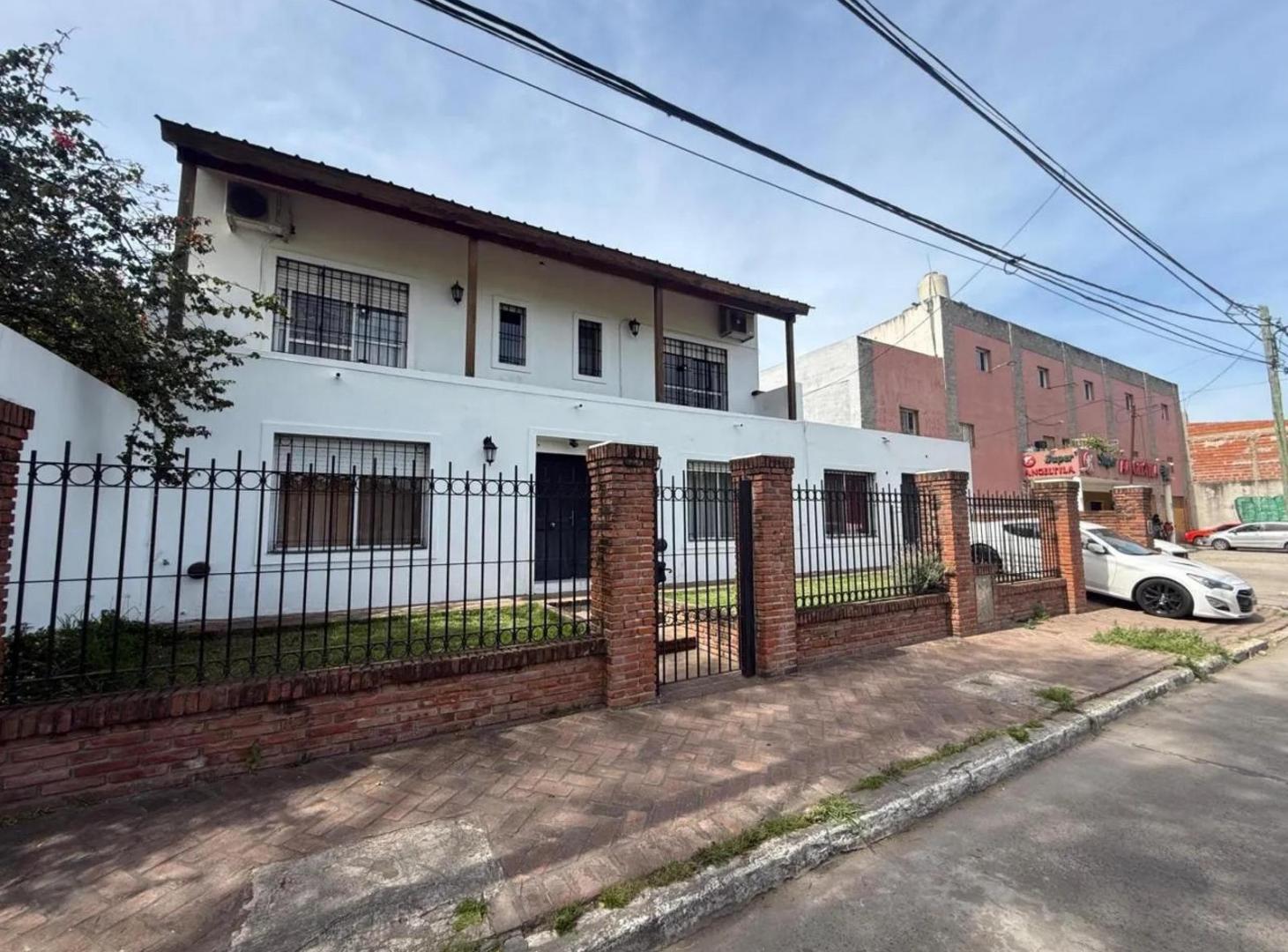 Casa en venta - 4 Dormitorios 4 Baños - Pilar