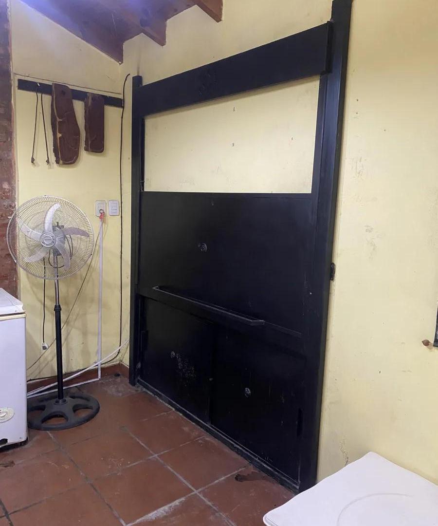Casa en venta - 6 Dormitorios 4 Baños - Lomas de Zamora