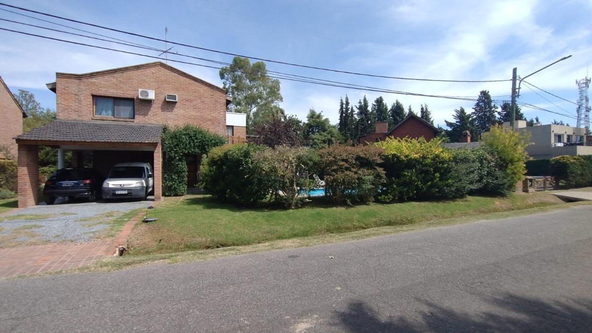 Casa en venta - 4 Dormitorios 4 Baños 2 Cocheras - 600Mts2