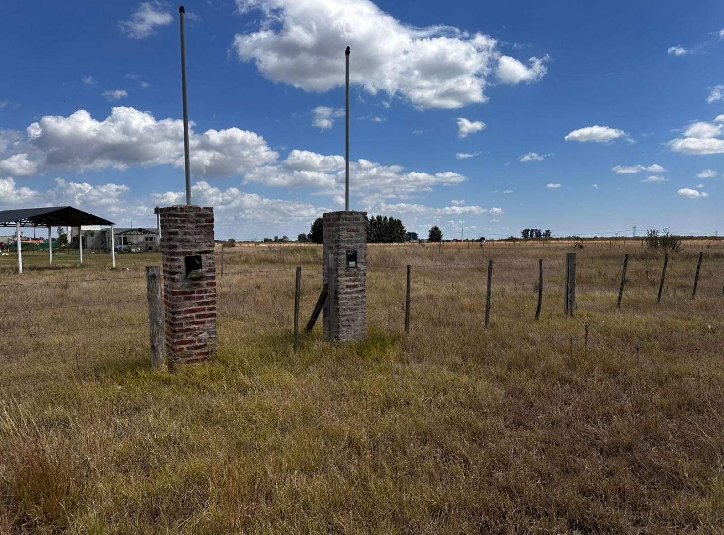 Foto de Terreno en venta - 1.051mts2 - San Vicente, imagen 2
