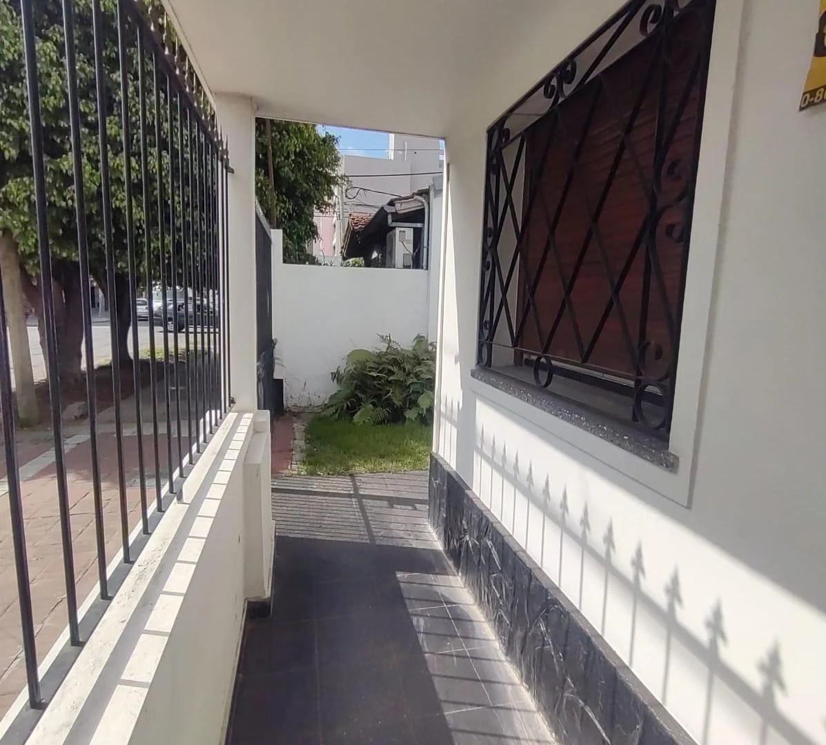 Casa en venta - 3 Dormitorios 1 Baño - Cochera - 164Mts2 - Tres de Febrero