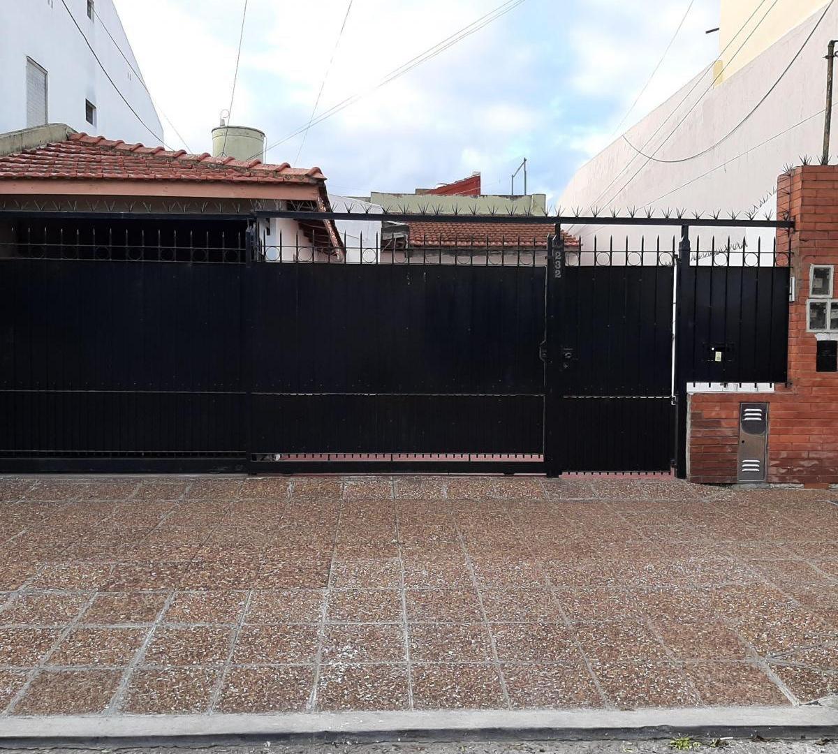 PH en venta - 3 Dormitorios 1 Baño - 243Mts2 - Sarandí