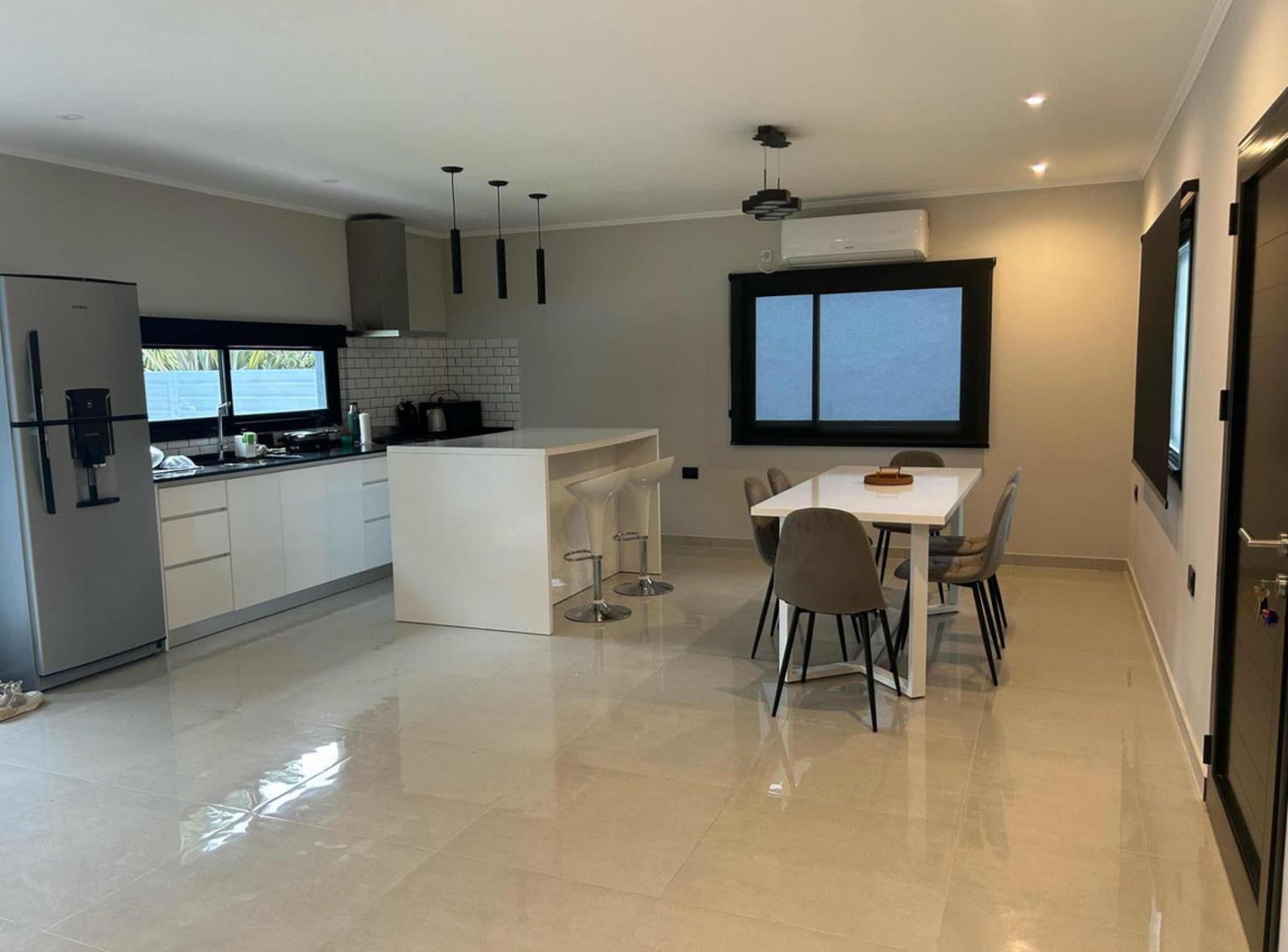 Casa en venta - 4 Dormitorios 2 Baños - Santa Clara del Mar