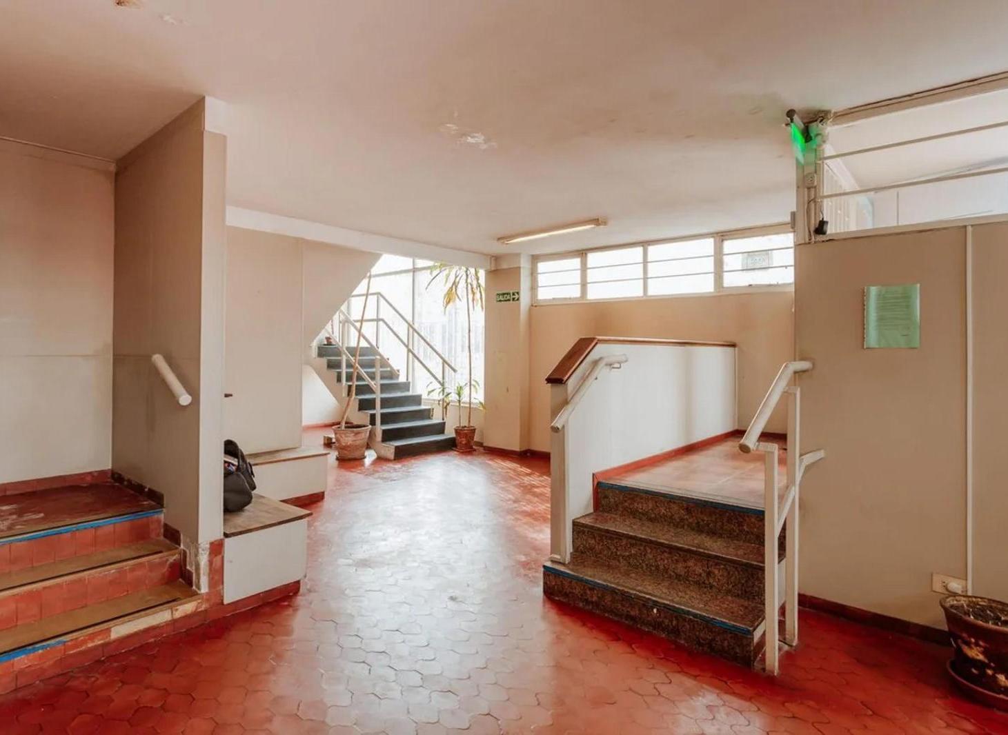 Local Comercial en venta - 15 Ambientes 6 Baños - Parque Patricios