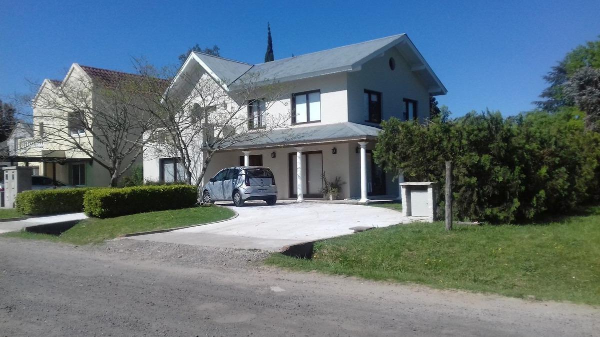 Casa en venta - 3 dormitorios 3 baños - 290mts2- Chascomus