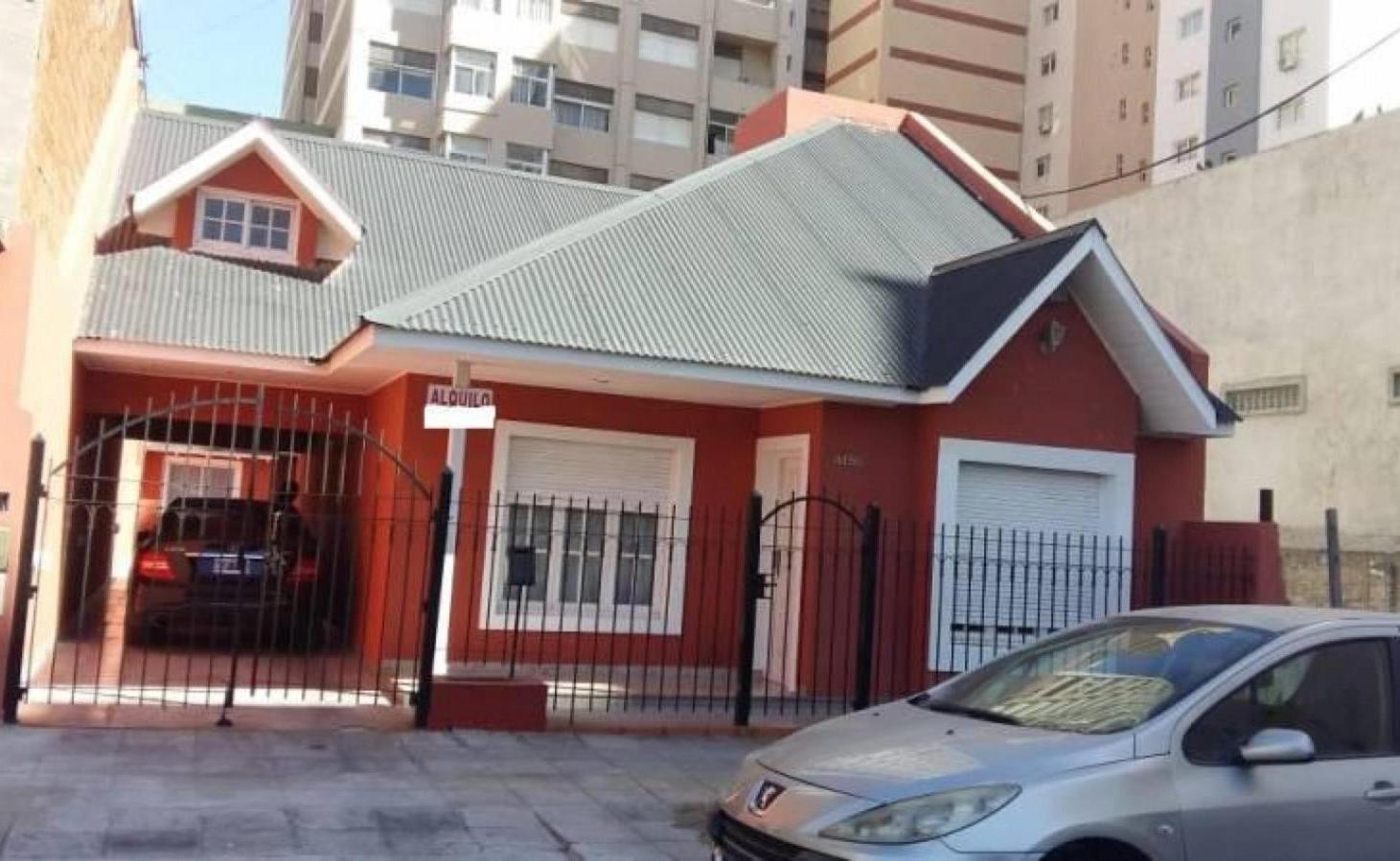 Casas en venta - 5 Dormitorios 2 Baños - Necochea