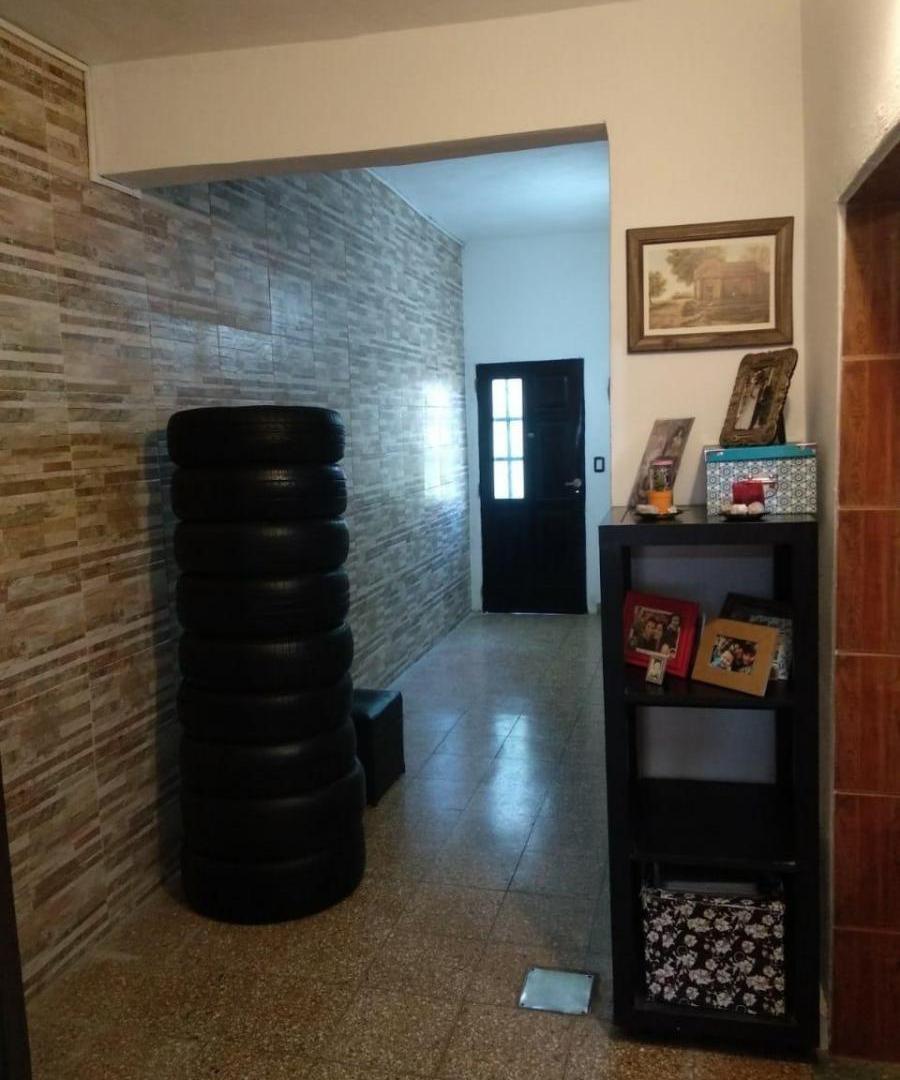 Casa en venta - 2 Dormitorios 1 Baño - Cocheras - 210Mts2 - Caseros