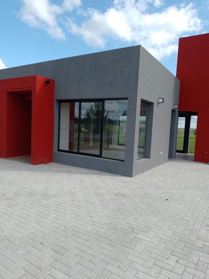 Casa en venta - 3 dormitorios 2 baños - quincho y parrilla - 1400mts2 - Coronel Brandsen