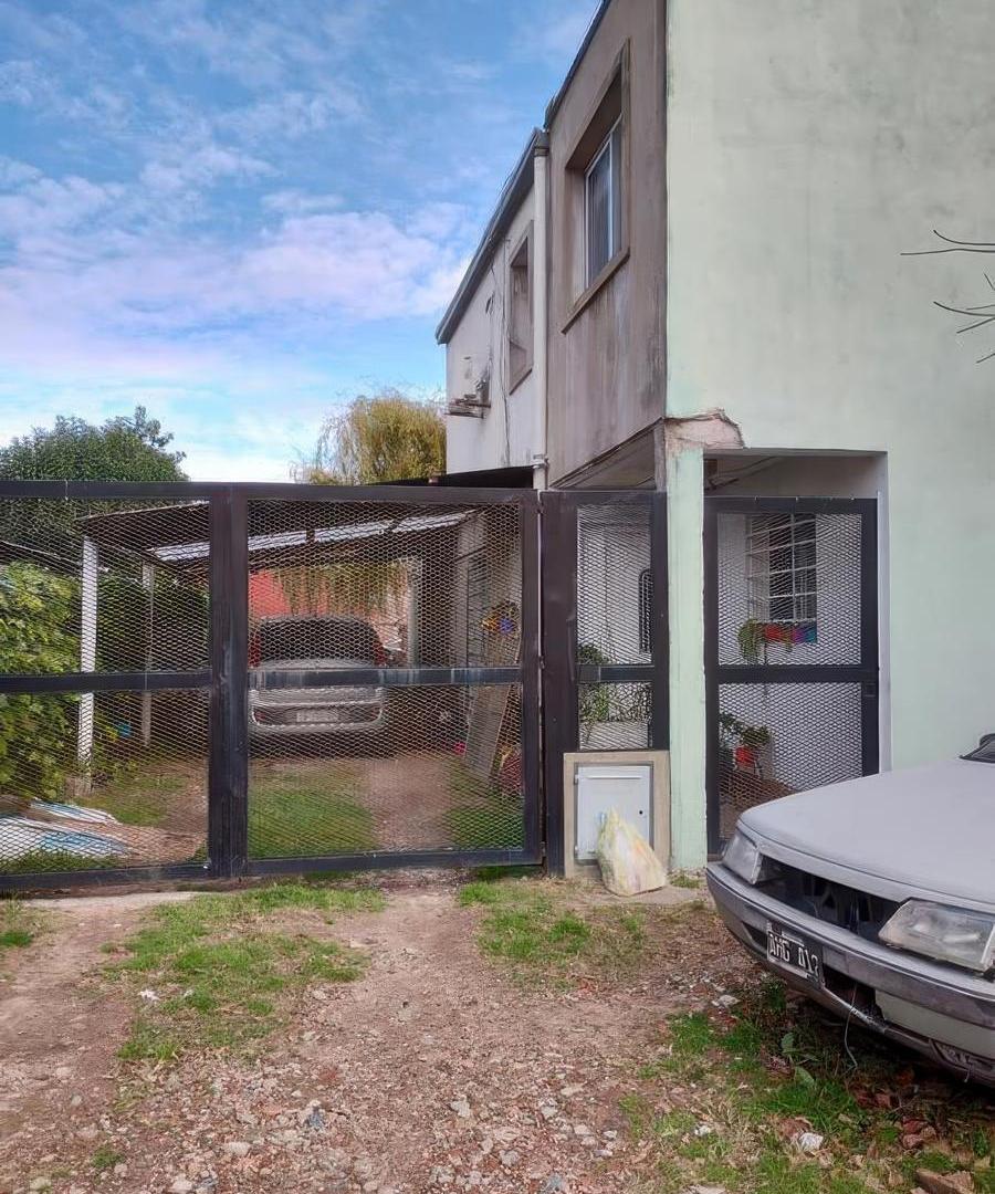 Casa en venta - 3 dormitorios 1 baño - cochera - 238mts2 - Lisandro Olmos Etcheverry, La Plata