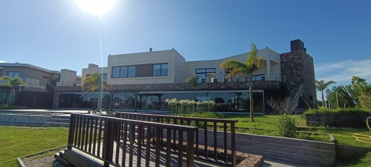 Casa en venta - 7 Dormitorios 9 Baños - Pinamar
