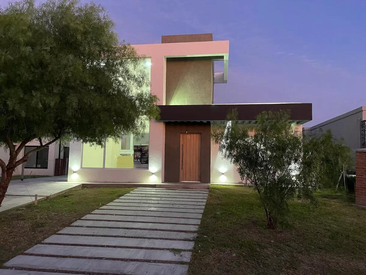 Casa en venta - 3 Dormitorios 3 Baños - Cocheras - 551Mts2 - Santa Elena, Pilar