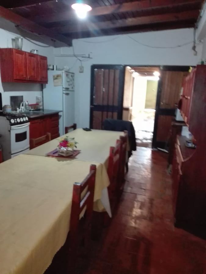 Foto de Casa en venta - 4 dormitorios 2 baño - cochera - 300mts2 - Los Hornos, imagen 1