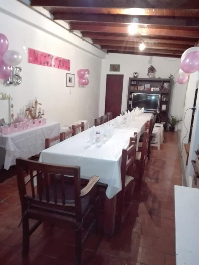 Casa en venta - 4 dormitorios 2 baño - cochera - 300mts2 - Los Hornos, La Plata
