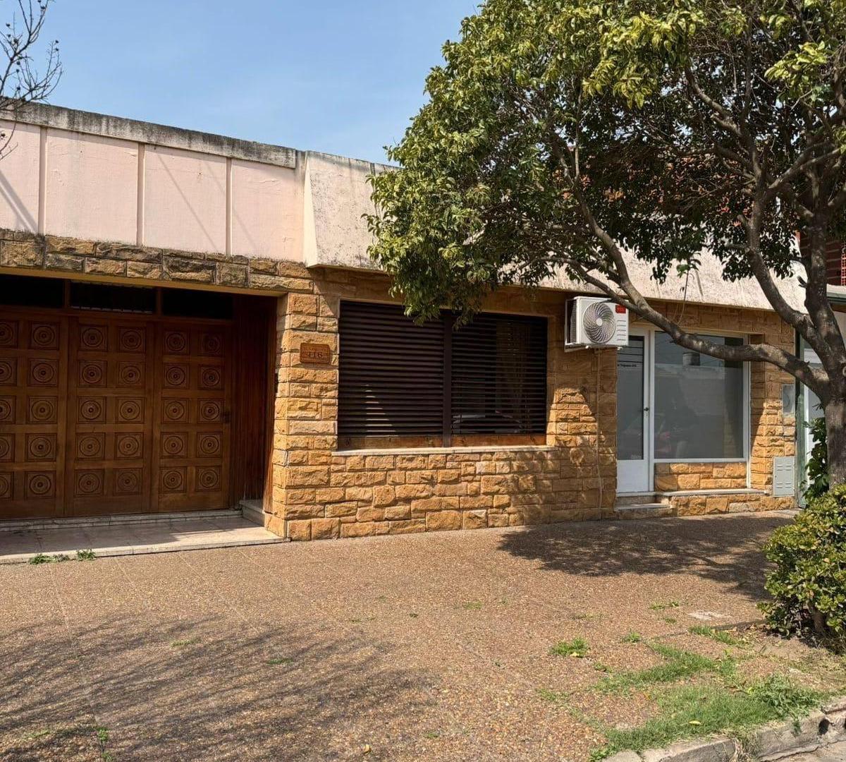 Casa en venta - 3 Dormitorios 2 Baños - 242mts2 - Chivilcoy