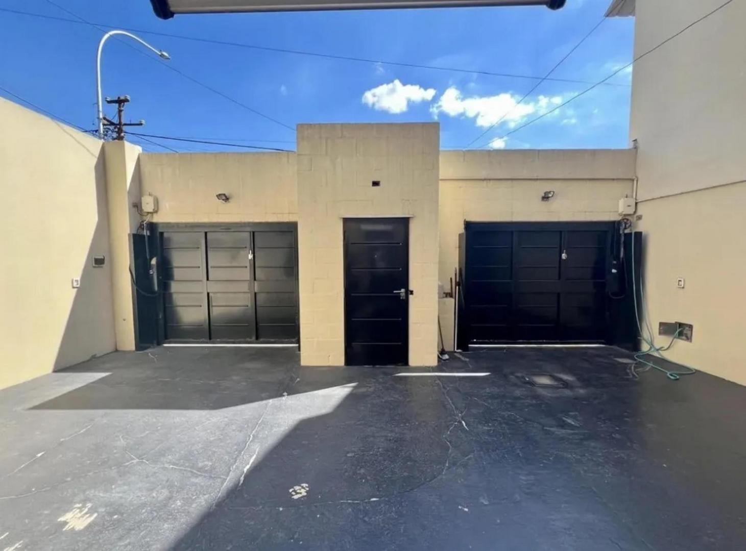 Casa en venta - 4 Dormitorios 4 Baños - Lanús
