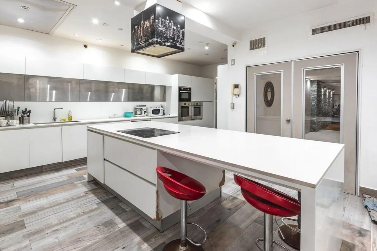 Foto de Casa en venta - 8 Dormitorios 7 Baños - 400Mts2 - Ramos Mejía, imagen 4