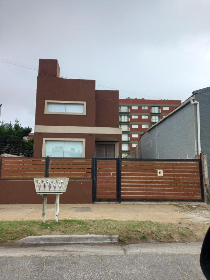 Casa en venta - 5 dormitorios 4 baños - cochera y depto - 400 mts2 - San Clemente Del Tuyú