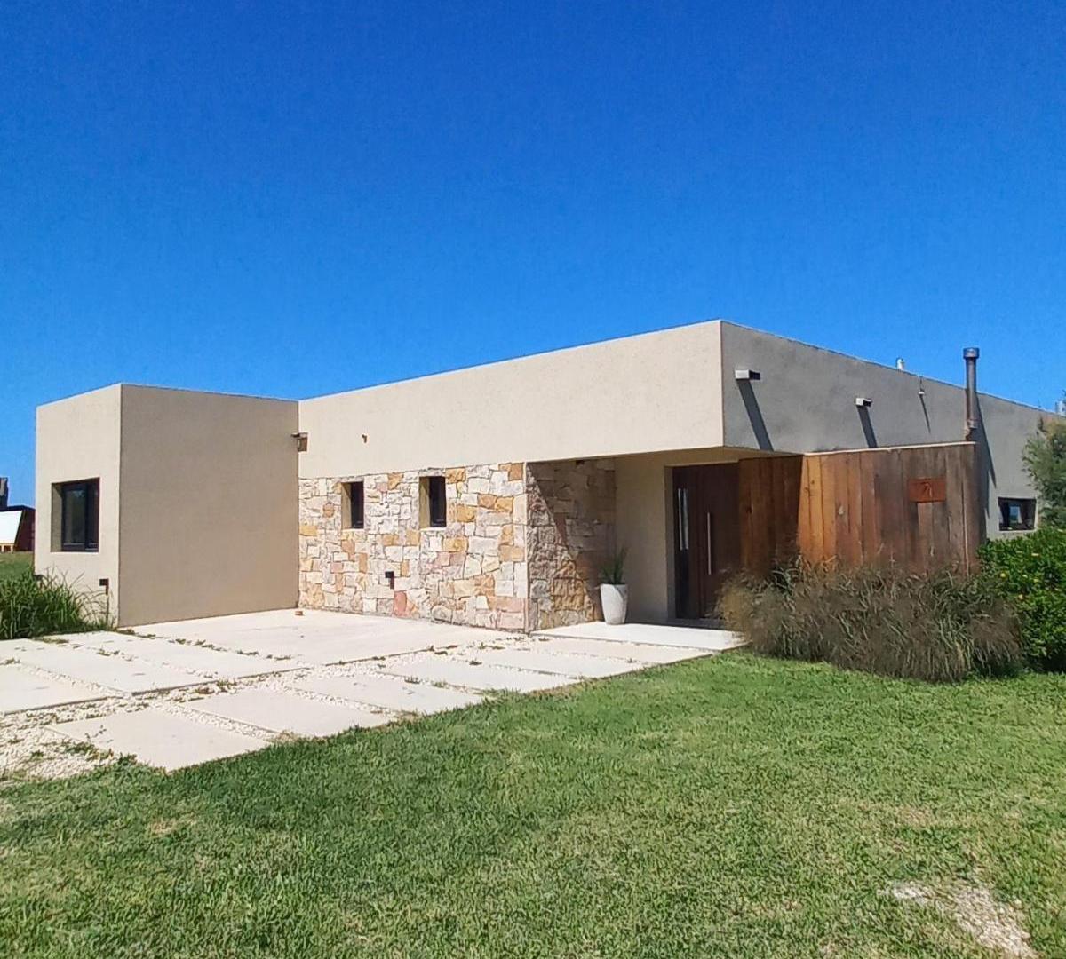 Casa en venta - 2 Dormitorios 3 Baños - Miramar