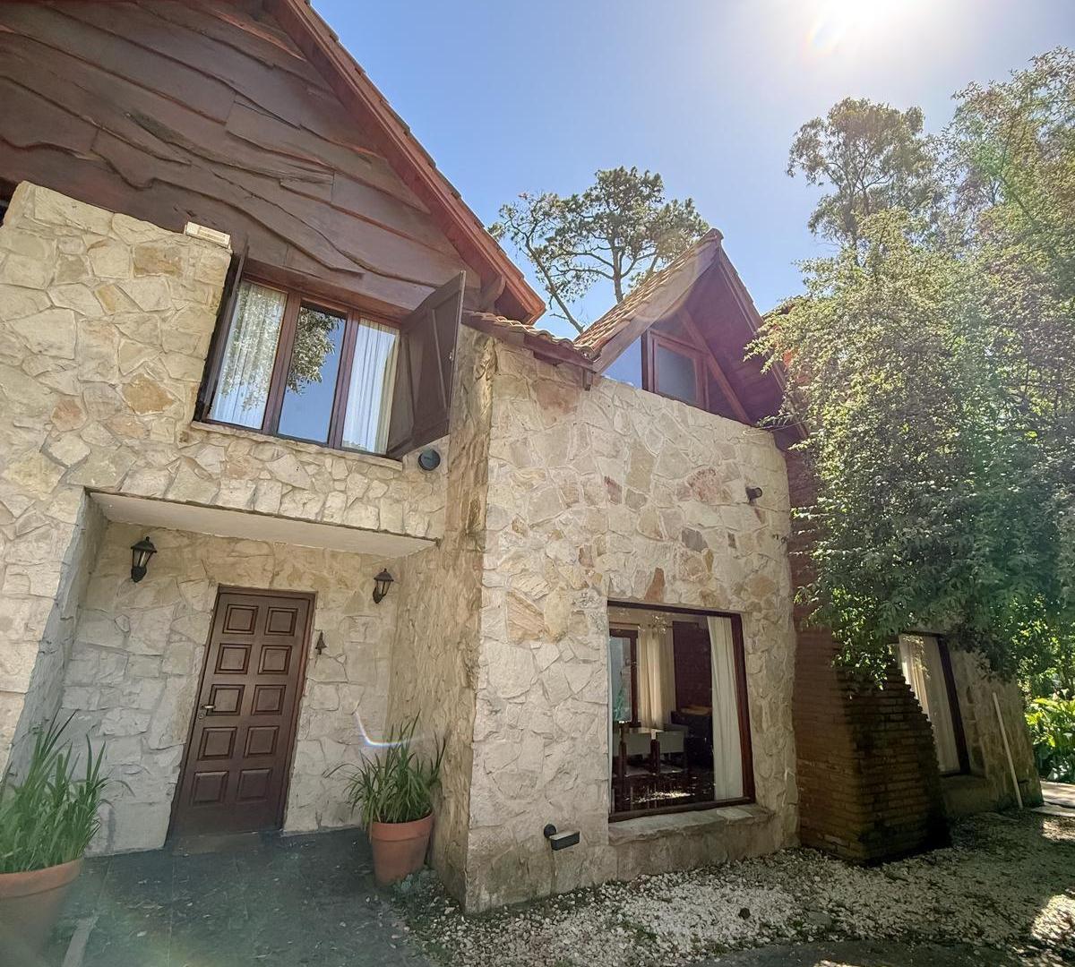 Casa en venta - 3 Dormitorios 3 Baños - Mar del Plata