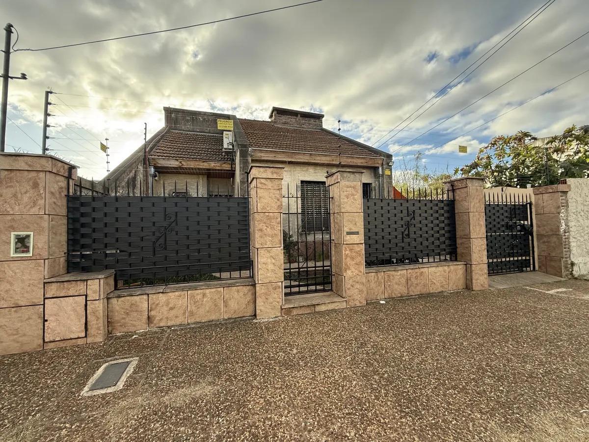 Casa en venta - 5 Dormitorios 3 Baños - Morón