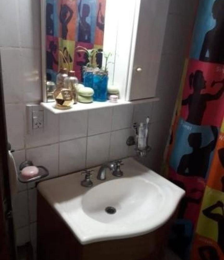 Foto de Casa en venta - 2 dormitorios 1 baño - 140mts2 - La Plata, imagen 2