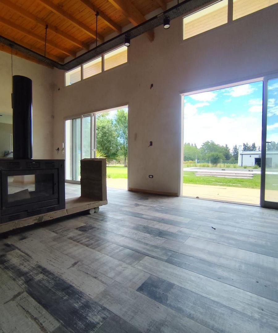 Foto de Casa en venta - 2 Dormitorios 4 Baños - Lobos, imagen 1