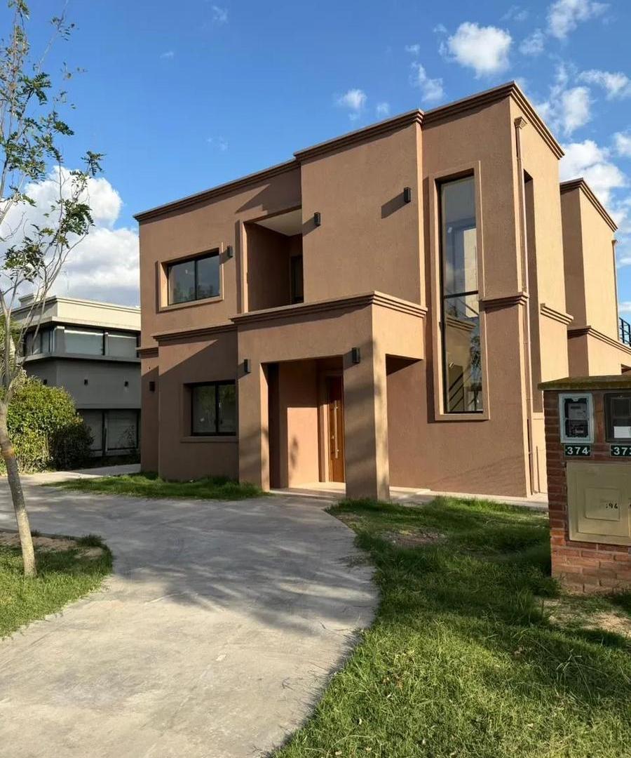 Casa en venta - 4 Dormitorios 5 Baños - Pilar