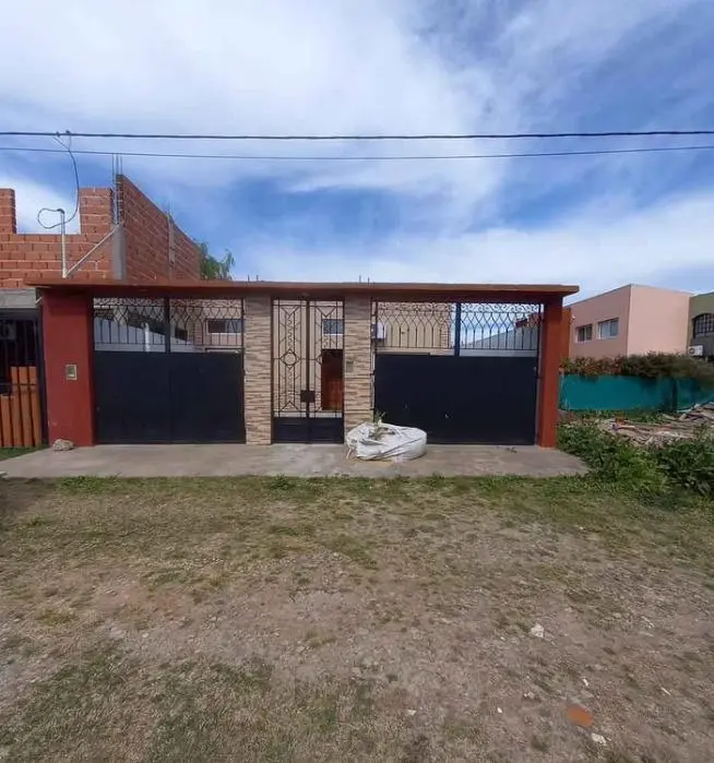 Casa en venta - 3 Dormitorios 1 Baño - La Plata 2