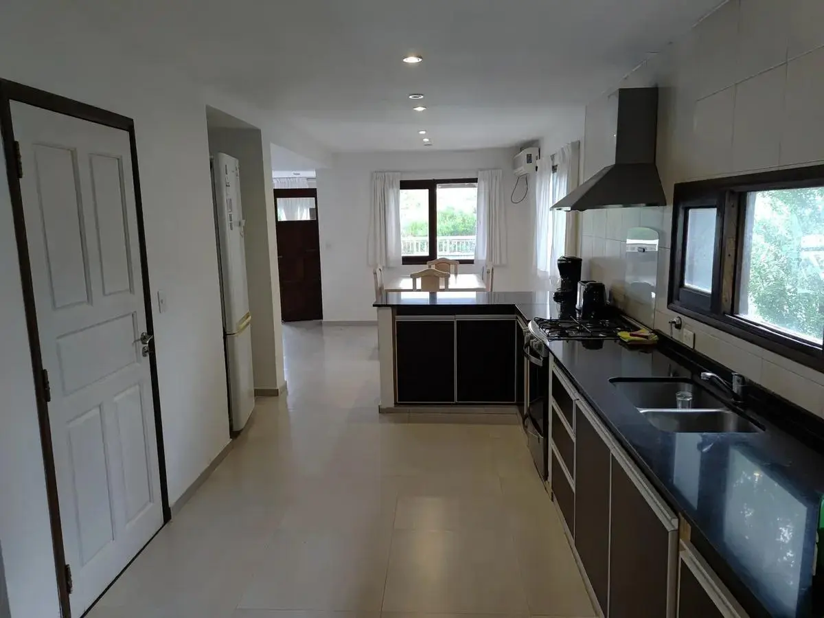 Casa en venta - 5 Dormitorios 8 Baños - Pinamar 2