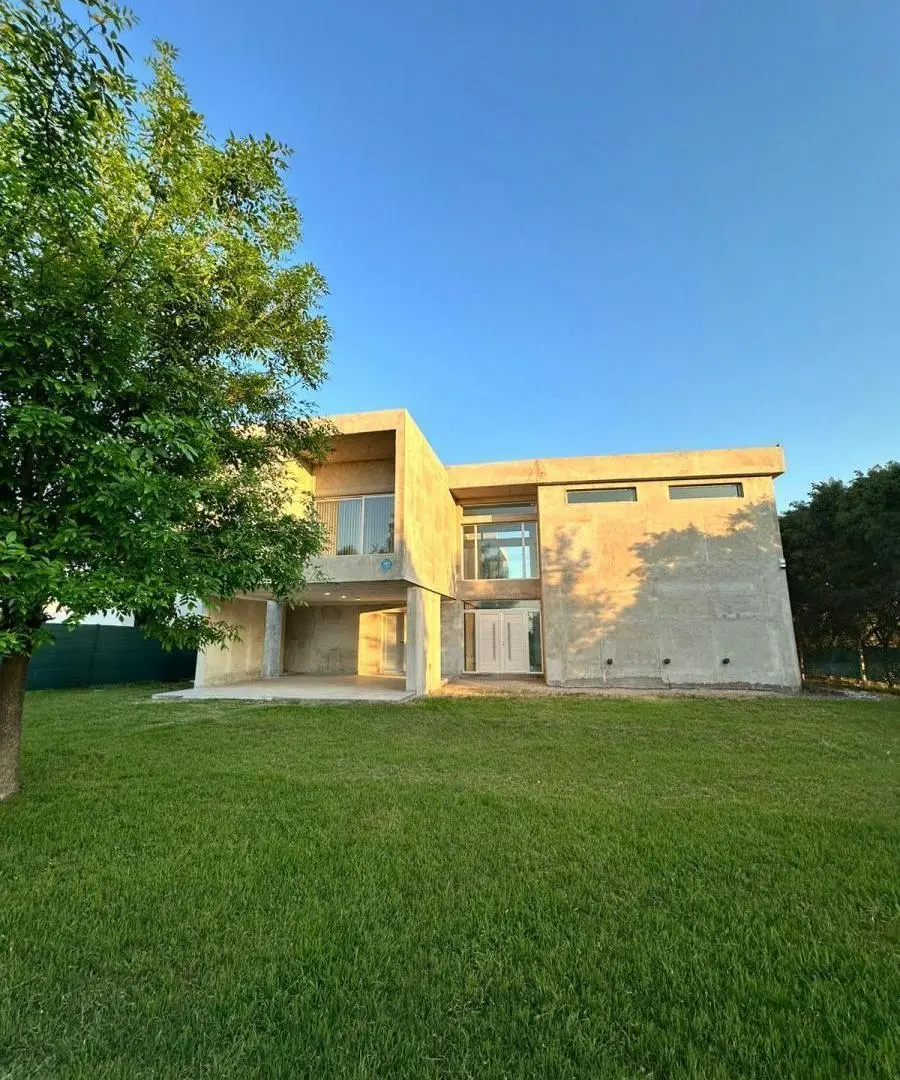 Casa en venta - 4 Dormitorios 3 Baños - Cochera - 830Mts2 - Ramallo 1