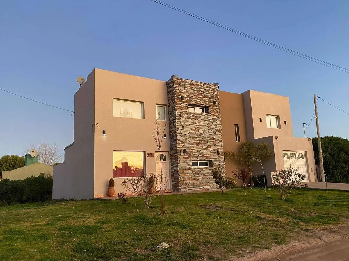 Casa en venta - 3 dormitorios 2 baños - 150mts2 - Miramar 1