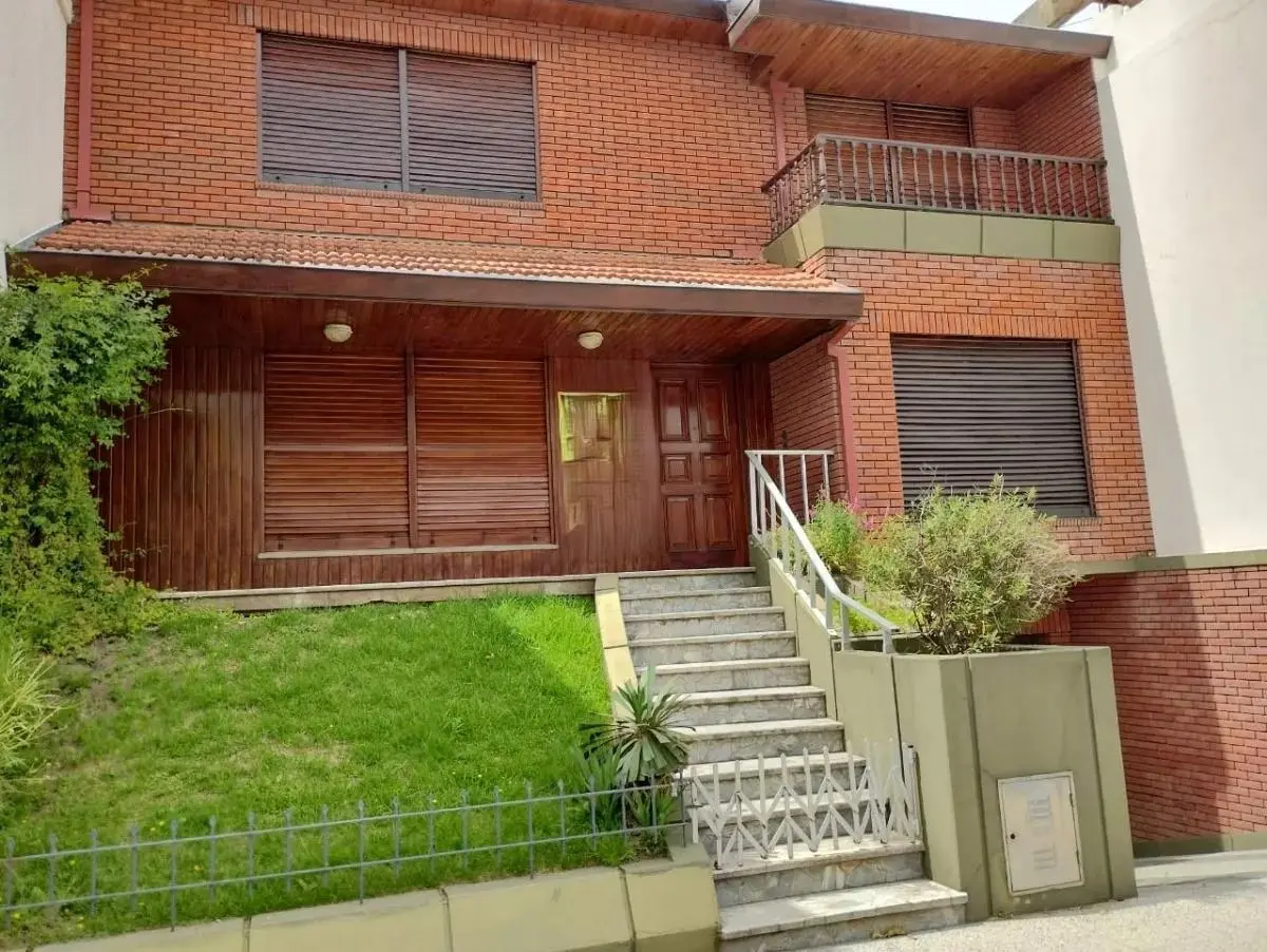 Casa en venta - 3 Dormitorios 3 Baños - Cochera - 267Mts2 - Miramar 3