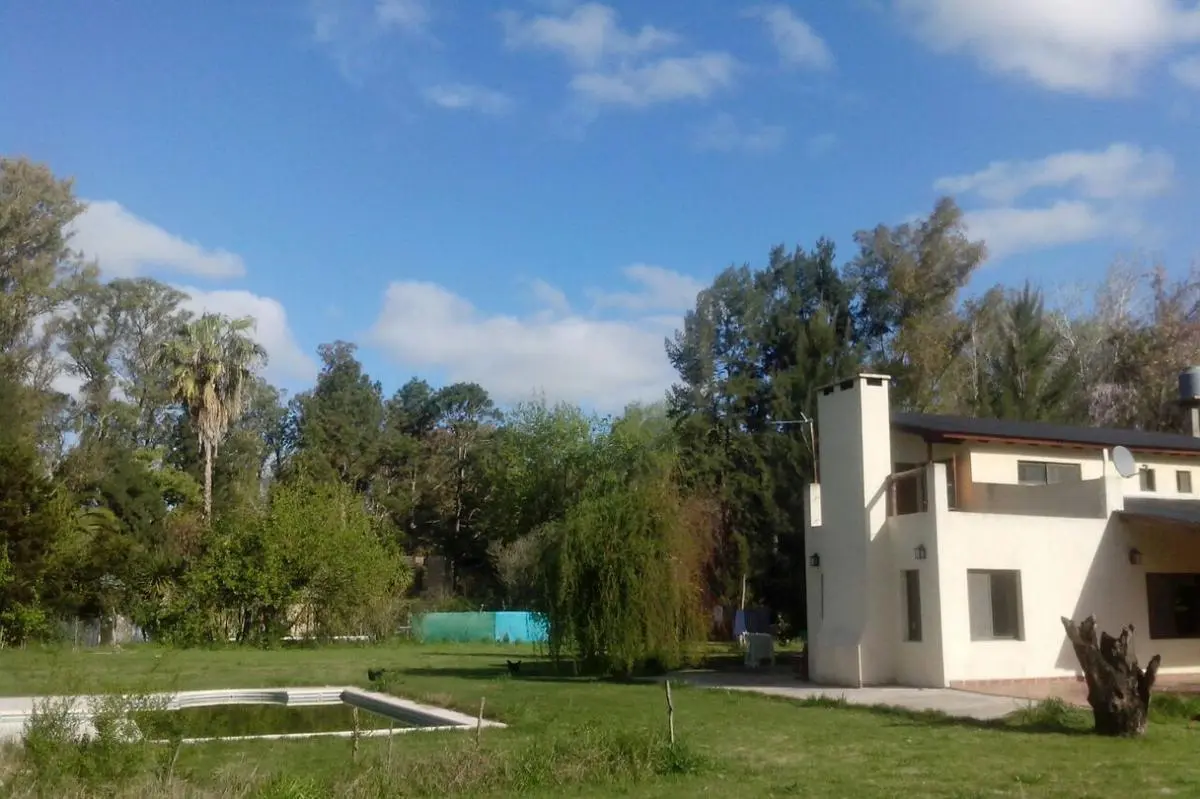 Casa en venta - 4 dormitorios 5 baños - cocheras - 2870mts2 - Barrio Las Golondrinas 8