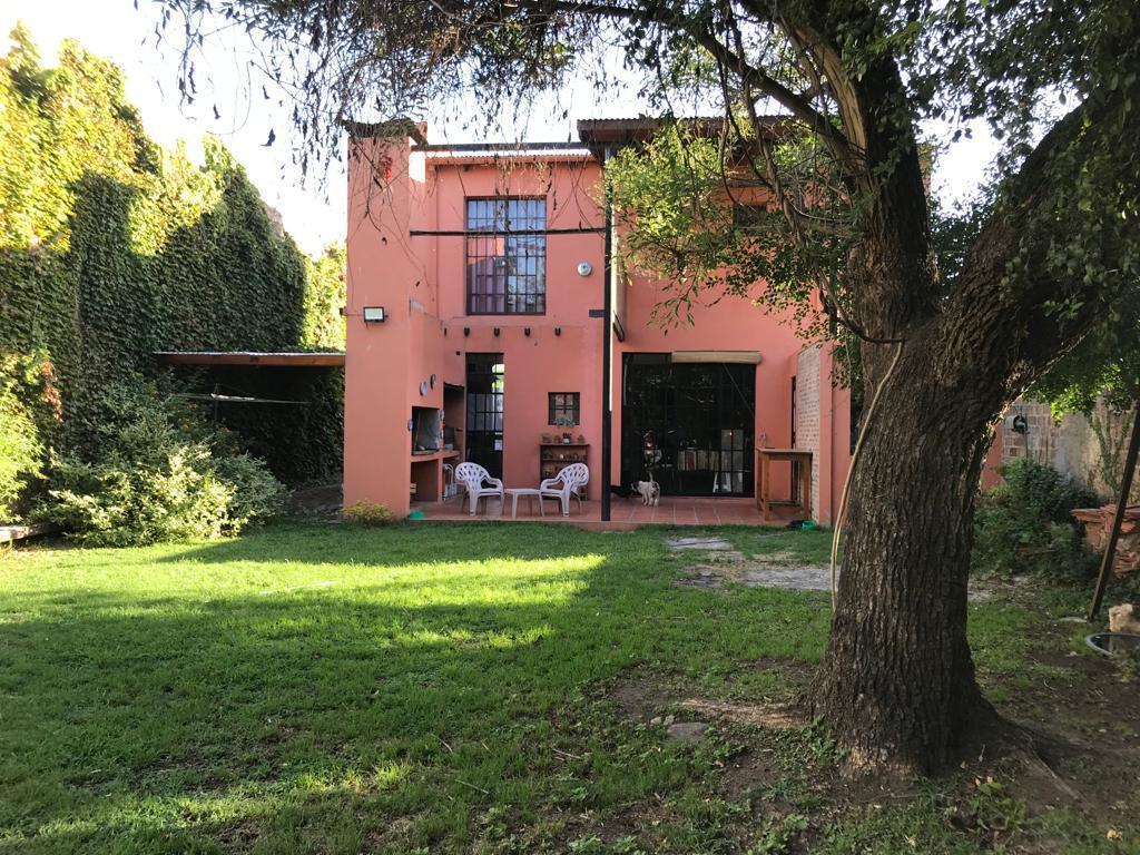 Casa en venta - 4 Dormitorios 3 Baños 2 Cocheras - 566Mts2 - Mercedes