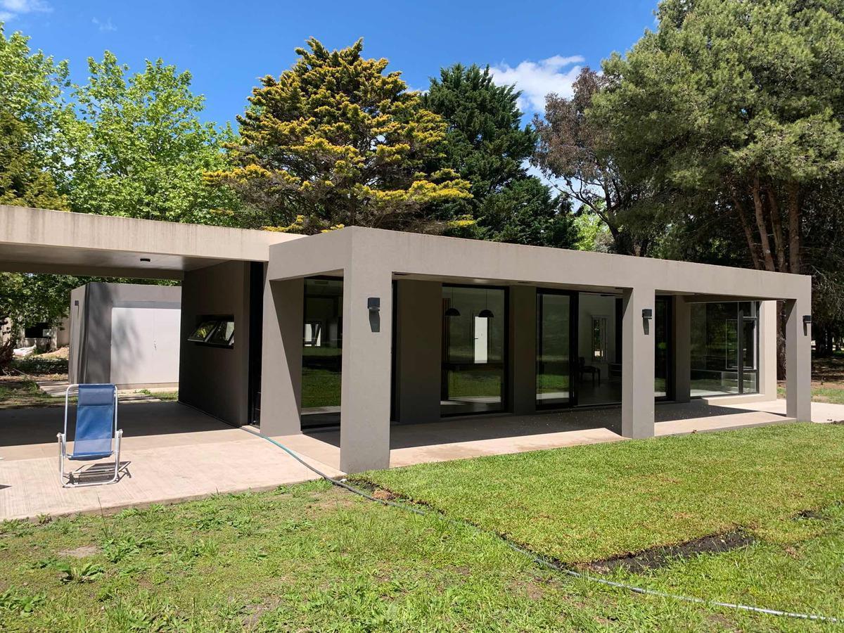 Casa en venta - 3 Dormitorios 4 Baños - 2.715Mts2 - Santa Clara del Mar