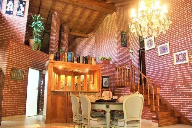 Casa en venta - 6 dormitorios 5 baños - patio pileta deposito - 1390 mts2 - Pilar 4
