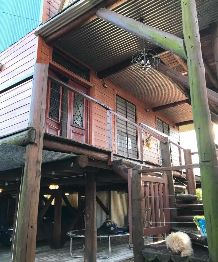 Casa en venta - 3 Dormitorios 2 Baños - Cocheras - 335Mts2 - Quilmes 2