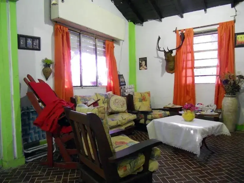 Casa en venta - 4 Dormitorios 3 Baños - Esteban Echeverría 3