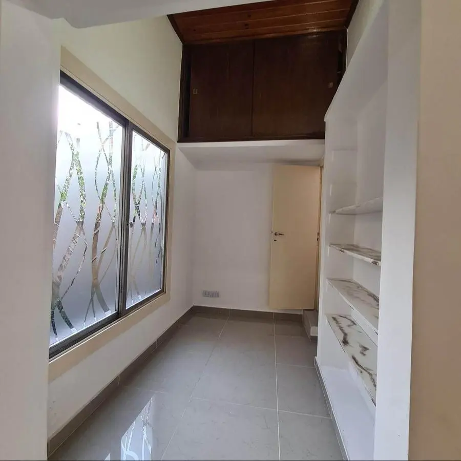 Casa en venta - 4 Dormitorios 2 Baños - 179Mts2 - Avellaneda 5