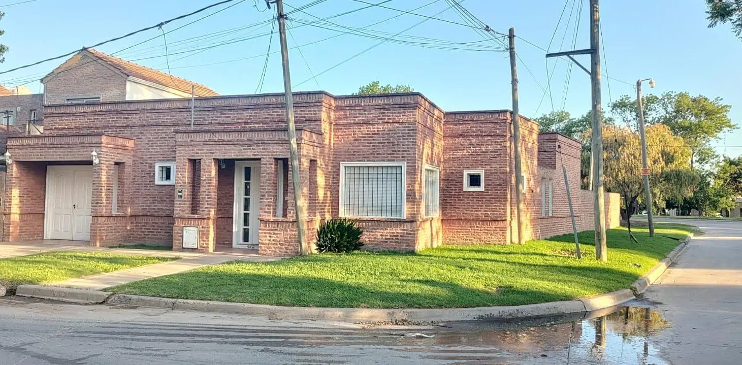 Casa en venta - 3 Dormitorios 2 Baños - Cocheras - 442Mts2 - Coronel Brandsen 5