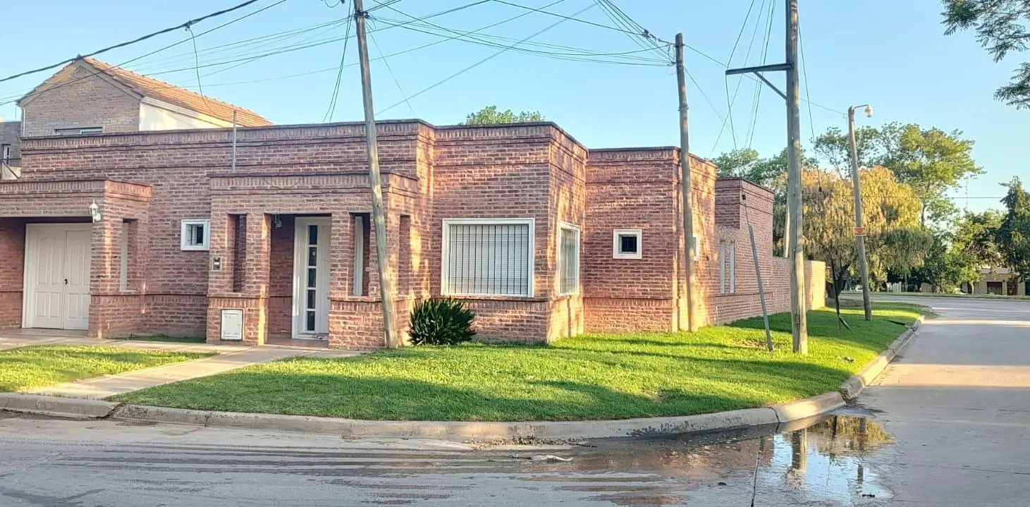 Casa en venta - 3 Dormitorios 2 Baños - Cocheras - 442Mts2 - Coronel Brandsen 3