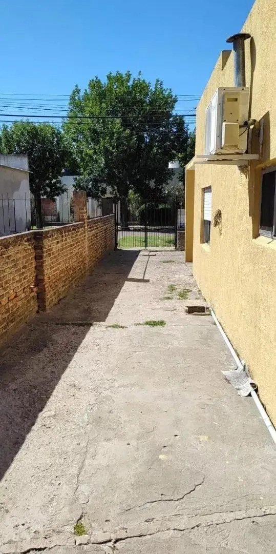 Casa en venta - 2 Dormitorios 1 Baño - Cocheras - 400Mts2 - Luján 3