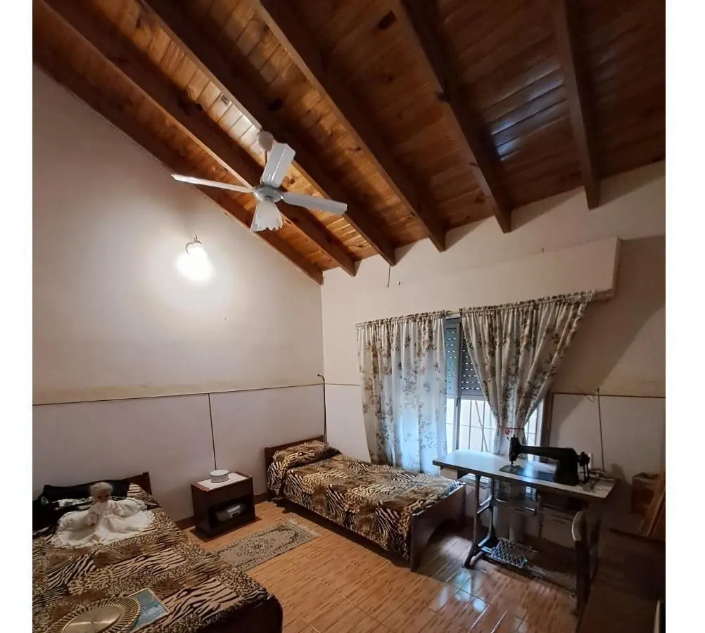 Casa en venta - 6 Dormitorios 3 Baños - 280Mts2 - Villa La Florida, Quilmes 5