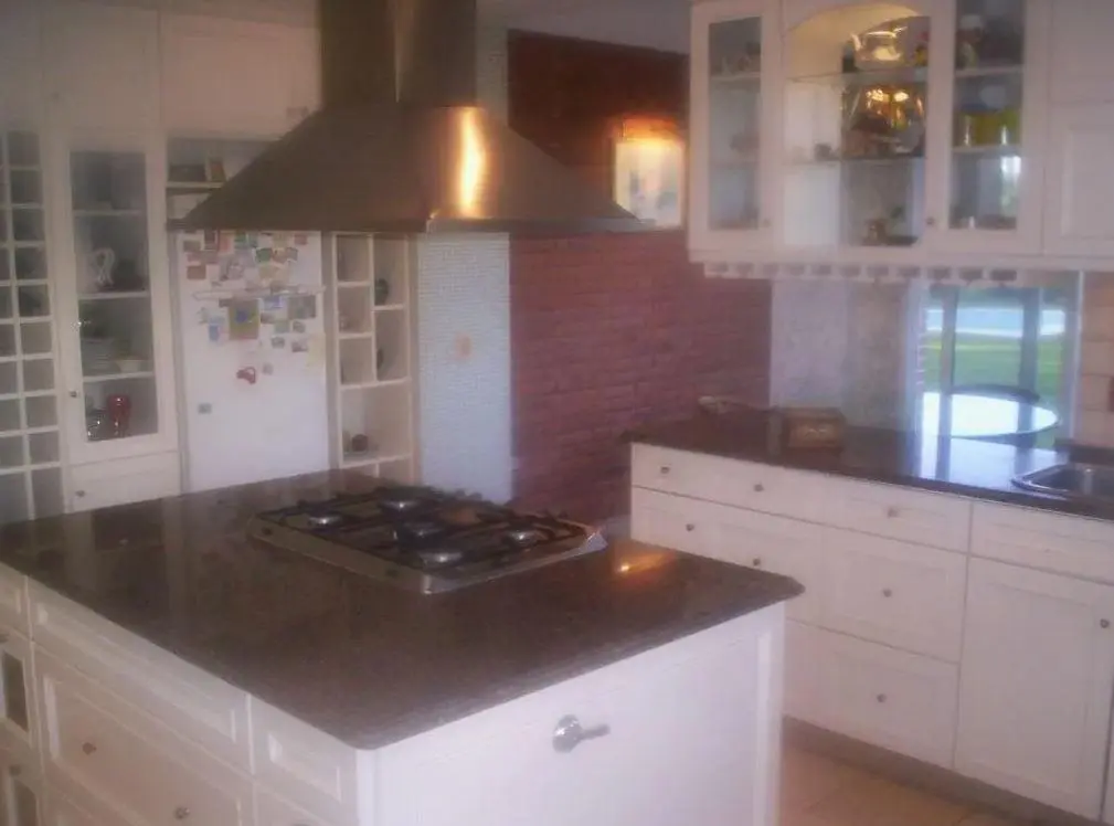 Casa venta - 5 dormitorios 5 baños - 2400mts2 totales - Abril Club De Campo 2