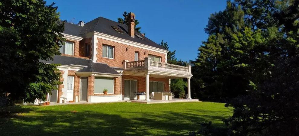 Casa venta - 5 dormitorios 5 baños - 2400mts2 totales - Abril Club De Campo