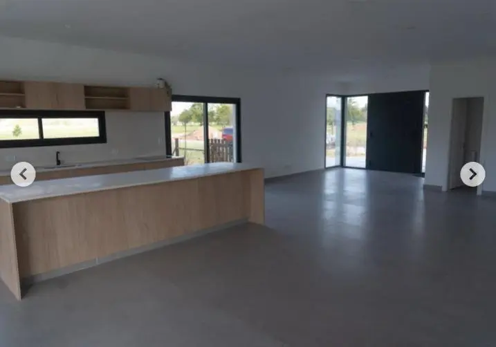 Casa en venta - 2 Dormitorios 3 Baños - Longchamps 4