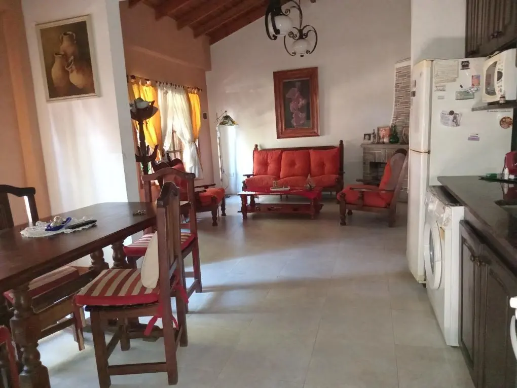 Casa en venta - 2 Dormitorios 1 Baño - Cochera - 273Mts2 - Berazategui 3