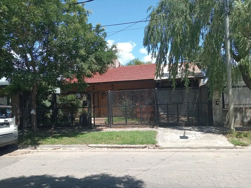 Casa en venta - 2 Dormitorios 1 Baño - Cochera - 273Mts2 - Berazategui 1