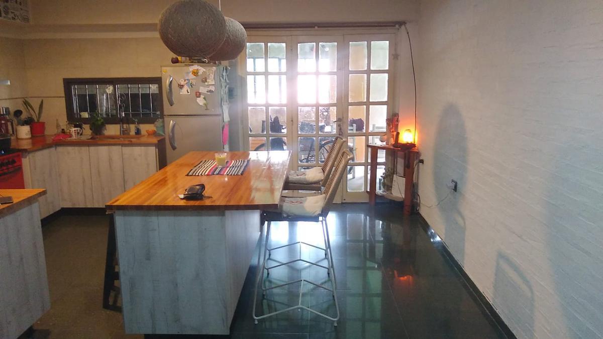 Casa en venta - 2 dormitorios 1 baño - Cocheras - 80mts2 - Los Hornos, La Plata