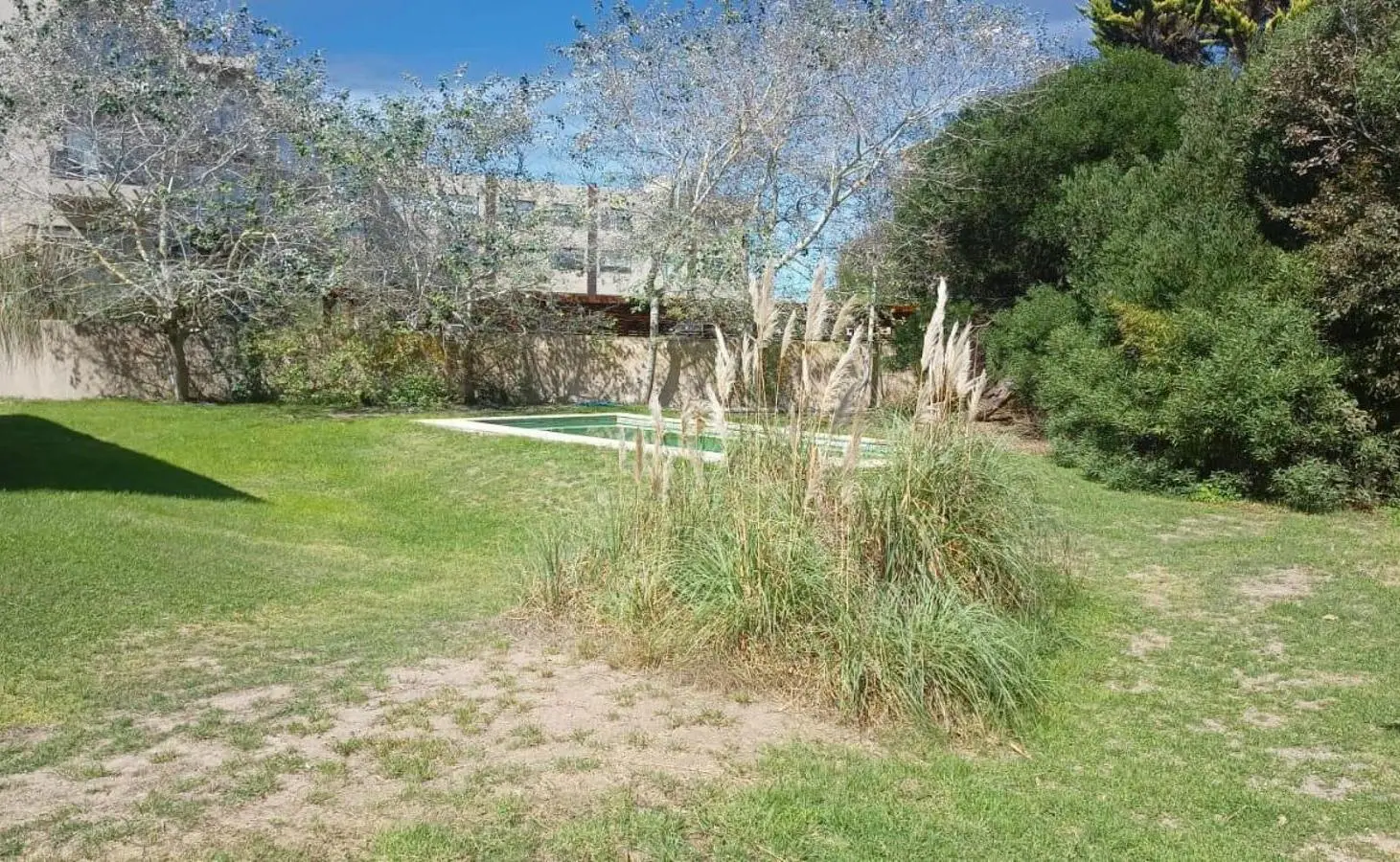 Casa en venta - 4 Dormitorios 3 Baños - Villa Gesell 5